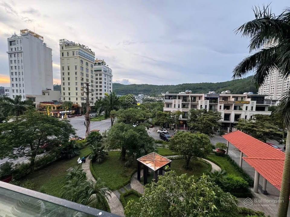 Do chuyển định cư không sử dụng nên cần bán căn hộ 2pn 76m trung tâm du lịch bãi cháy, hạ long.