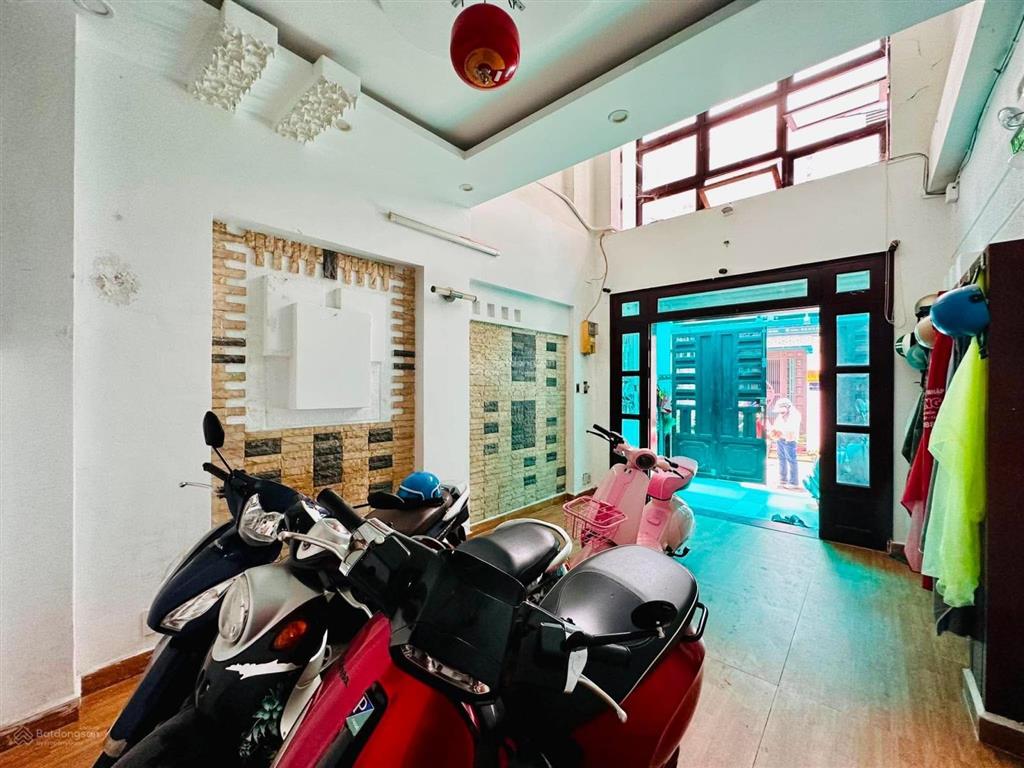Chdv 5 tầng  7pn, 7wc  doanh thu 25tr/tháng  xe hơi tránh  30m ra mặt tiền  cạnh emart 2