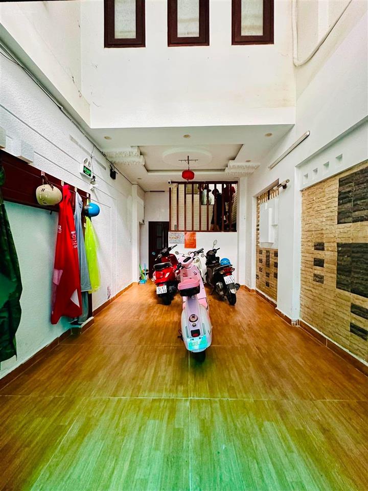 Chdv 5 tầng  7pn, 7wc  doanh thu 25tr/tháng  xe hơi tránh  30m ra mặt tiền  cạnh emart 2