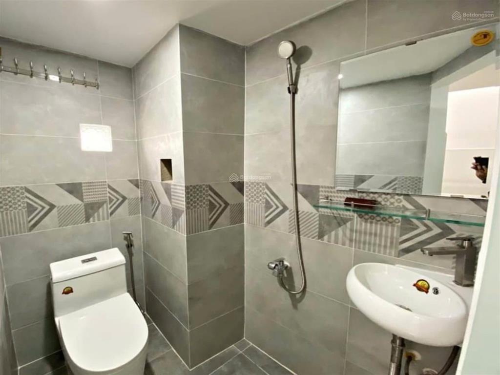 Phòng mới như hình, cho sv huit & vhu cuối lê trọng tấn gác cao 1m7. giá 2,8tr