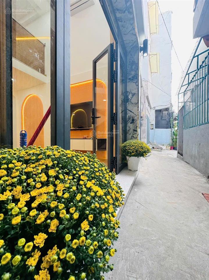 Nhà bán ngay ngã tư hàng xanh, xvnt. nhà mới có 3 phòng ngủ. gần 30m2 đất. giá hơn 4 tỷ.