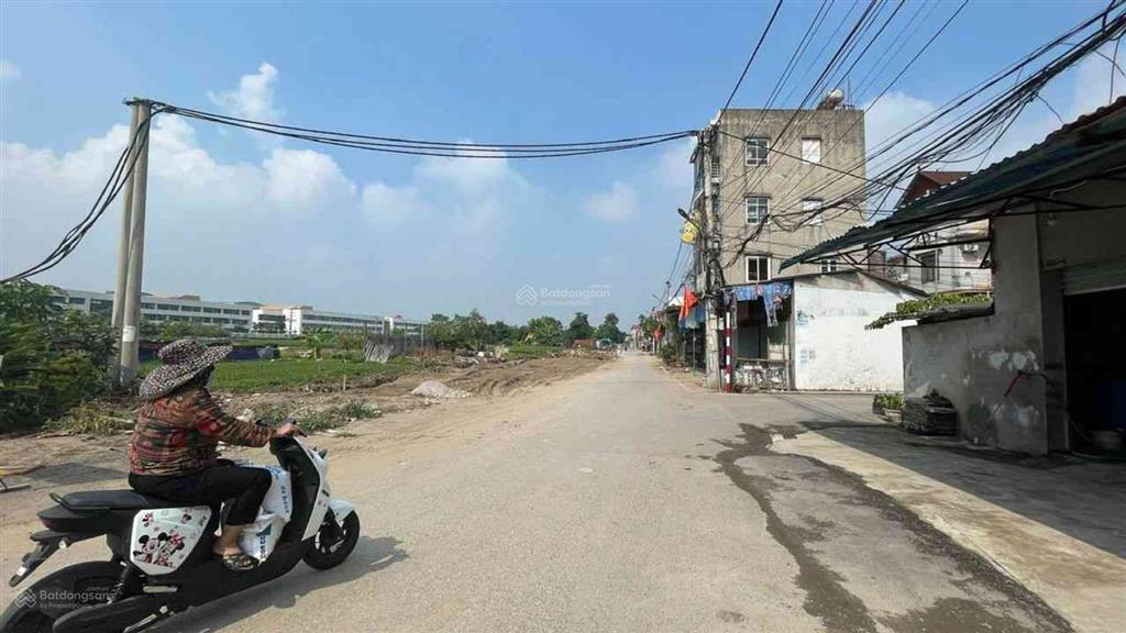 Đất bìa làng chia 2 lô  đường trước đất 9m  ngay cầu thăng long đông anh