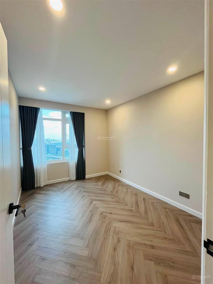 Bán căn 3pn  141m2 tầng cao view trực diện sông, tặng full nội thất cao cấp mới