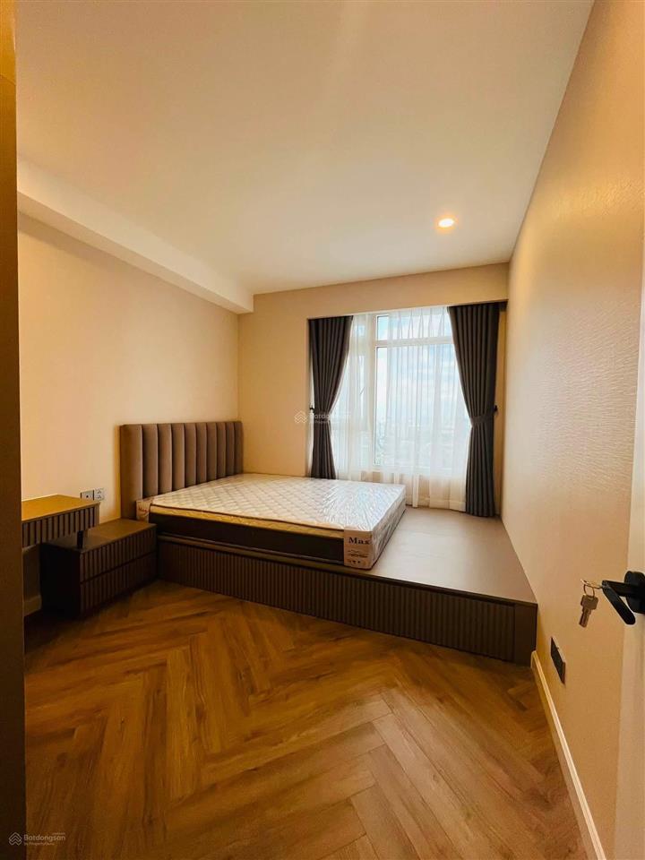 Bán căn 3pn  141m2 tầng cao view trực diện sông, tặng full nội thất cao cấp mới