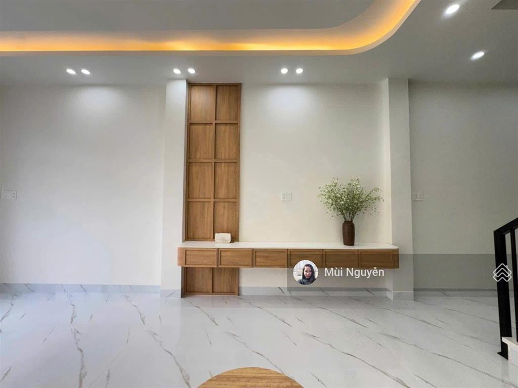 Ngay hàng xanh, bao quanh bởi các trường đại học  hxh điện biên phủ, bt  dt 4x16m, 3 tầng  11 tỷ
