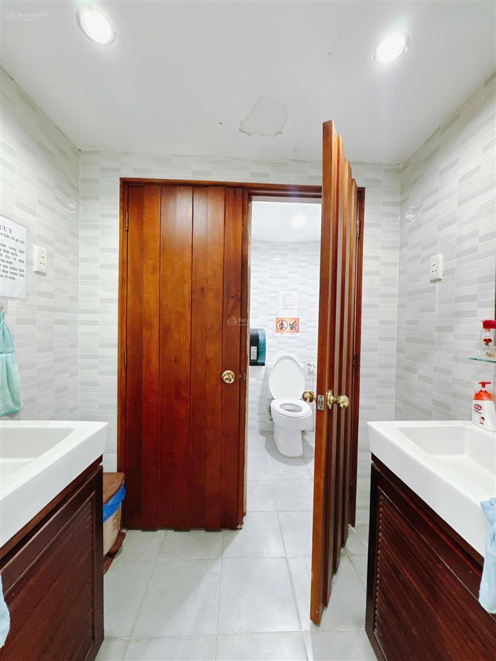 Dòng chdv mt đường hồng lạc, p.10, tân bình 10x20m, cn 200m25 tầng giá 40 tỷ0941 732 *** cherry