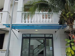 Hiếm bán nhà phố kdc biệt lập, bảo vệ 24/24, đi làng đại học và chợ đông hòa chỉ 500m
