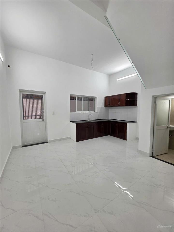 Hiếm bán nhà phố kdc biệt lập, bảo vệ 24/24, đi làng đại học và chợ đông hòa chỉ 500m