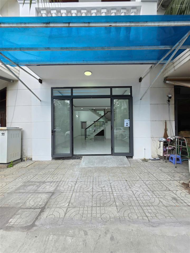 Hiếm bán nhà phố kdc biệt lập, bảo vệ 24/24, đi làng đại học và chợ đông hòa chỉ 500m