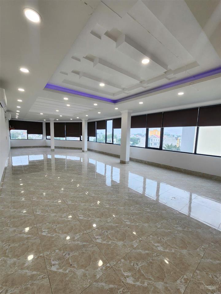 Tòa nhà văn phòng, góc 2 mặt tiền, 5 tầng hoàn công, có hầm + thang máy, kdc sau lưng bigc go dĩ an