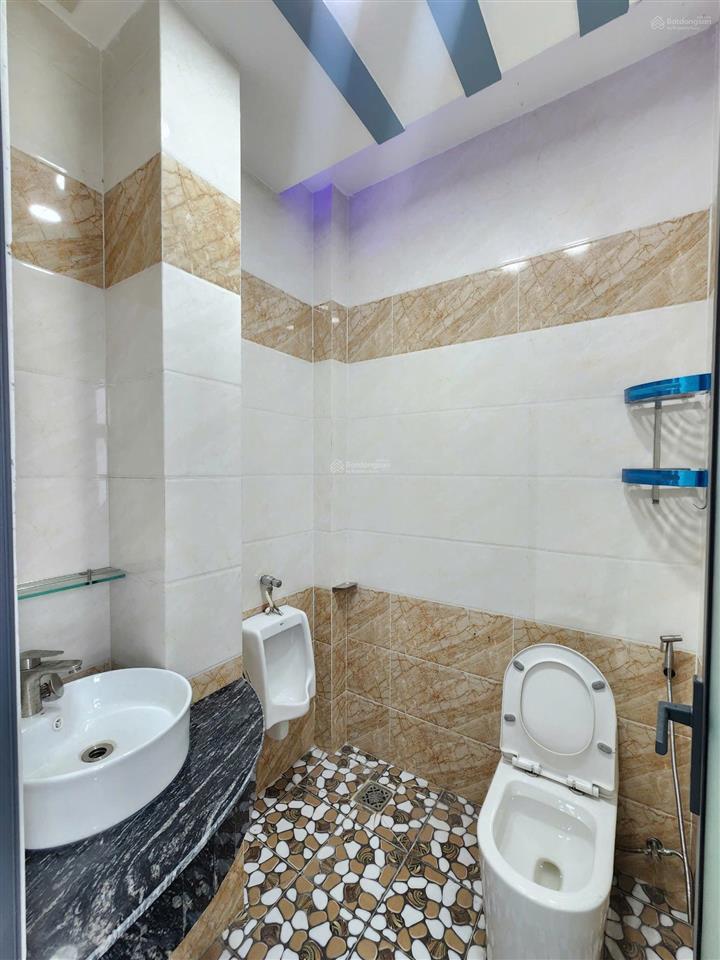 Tòa nhà văn phòng, góc 2 mặt tiền, 5 tầng hoàn công, có hầm + thang máy, kdc sau lưng bigc go dĩ an