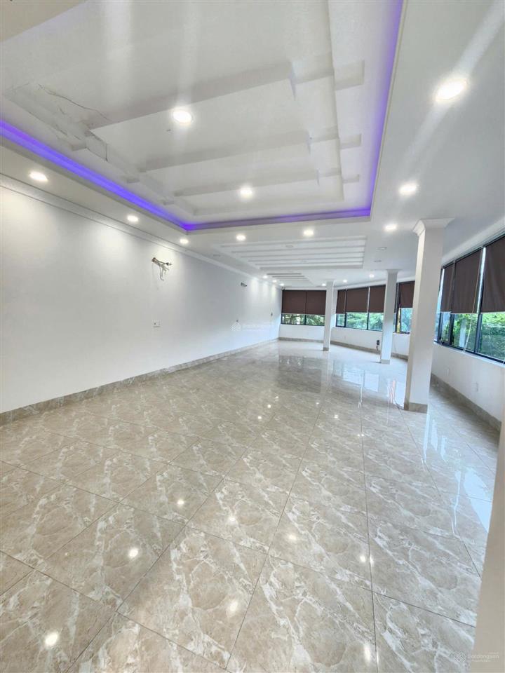 Tòa nhà văn phòng, góc 2 mặt tiền, 5 tầng hoàn công, có hầm + thang máy, kdc sau lưng bigc go dĩ an