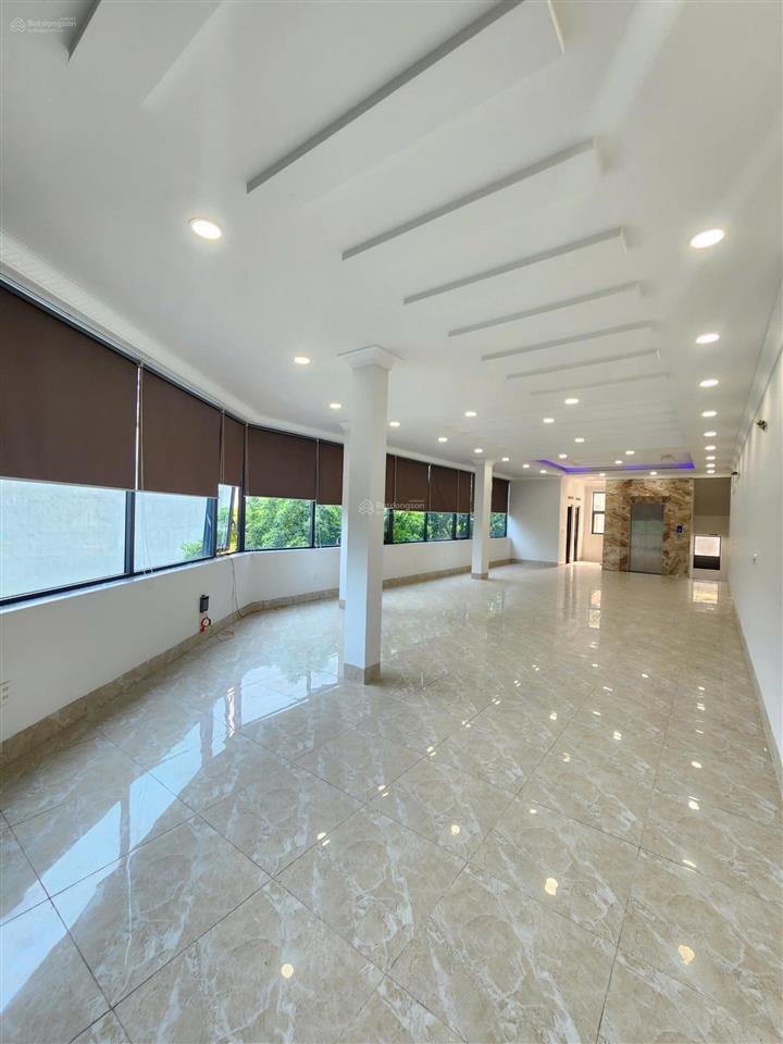 Tòa nhà văn phòng, góc 2 mặt tiền, 5 tầng hoàn công, có hầm + thang máy, kdc sau lưng bigc go dĩ an
