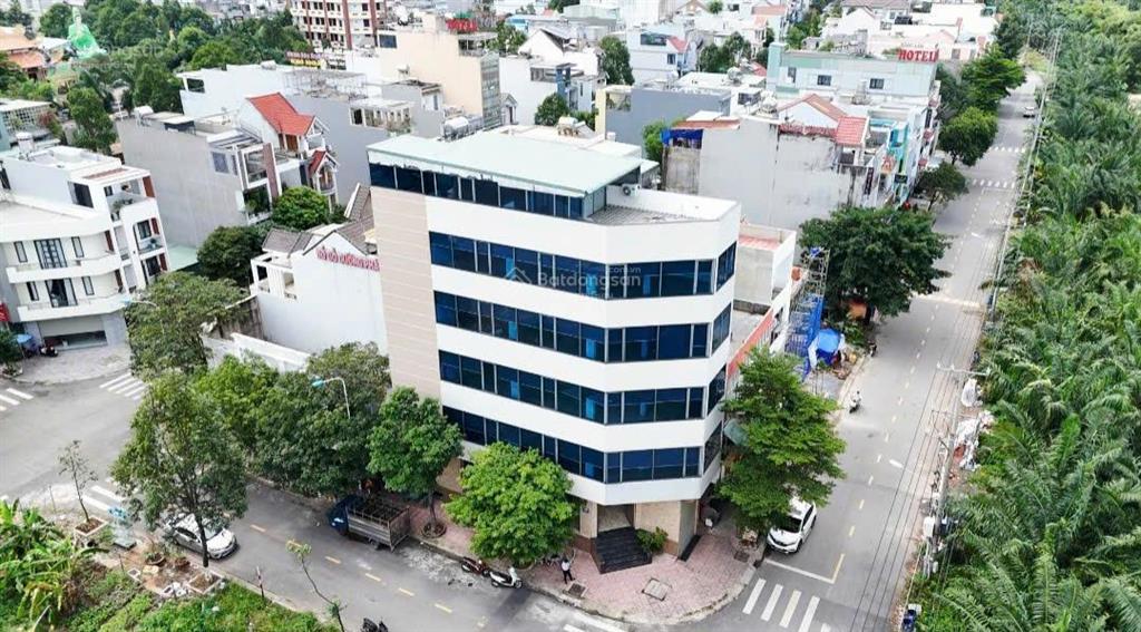 Tòa nhà văn phòng, góc 2 mặt tiền, 5 tầng hoàn công, có hầm + thang máy, kdc sau lưng bigc go dĩ an