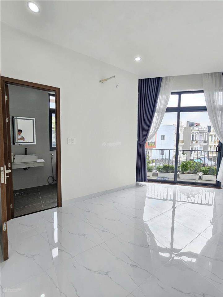 Nhà góc hoàn công, đầy đủ nội thất kdc gần ngã 4 miếu ông cù chợ phú phong 2mt thoáng kinh doanh ok