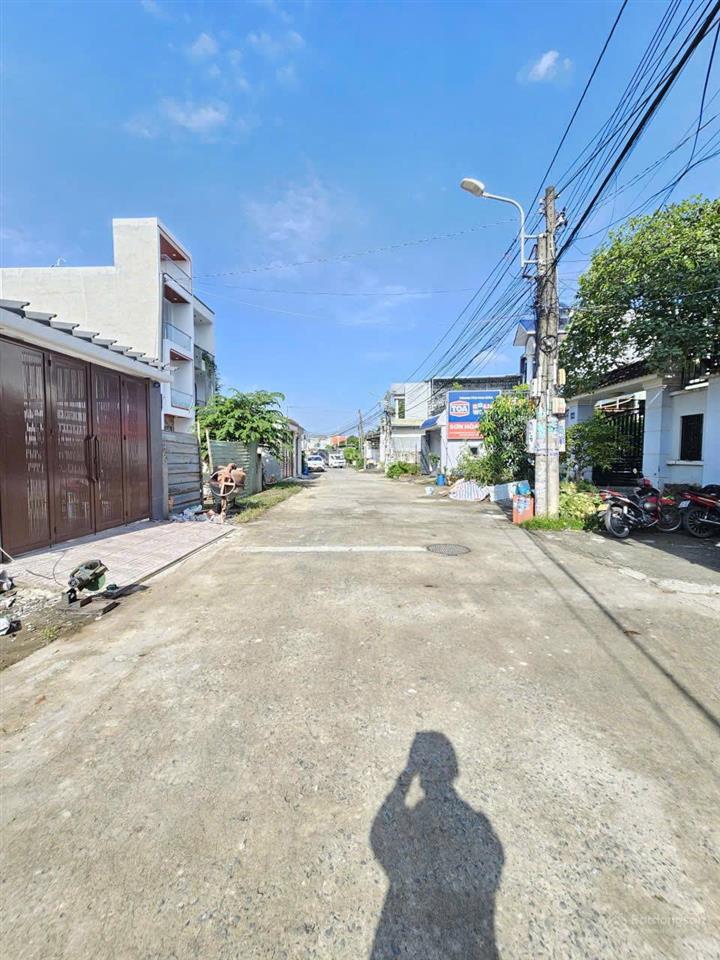 Nhà hoàn công, có sân xe hơi, phòng ngủ dưới, mt cây da xế thông, gần chợ đông hòa, ngã 3 cây lơn