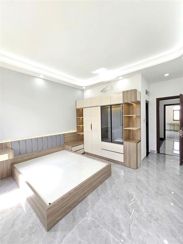 Nhà mới đúc 3 tấm có nội thất, kdc icon central gần chợ thông dụng, kính nổi, vincom550