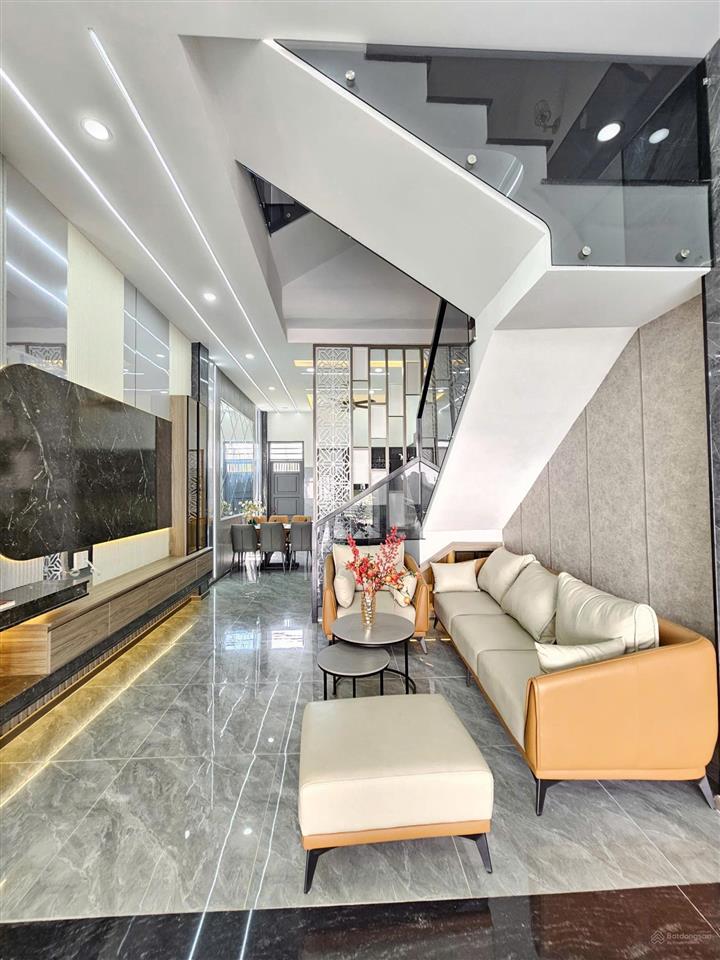 Nhà mới đúc 3 tấm có nội thất, kdc icon central gần chợ thông dụng, kính nổi, vincom550