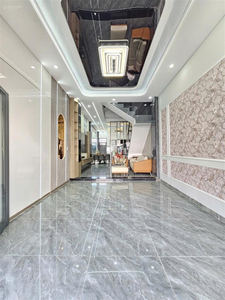 Nhà mới đúc 3 tấm có nội thất, kdc icon central gần chợ thông dụng, kính nổi, vincom550
