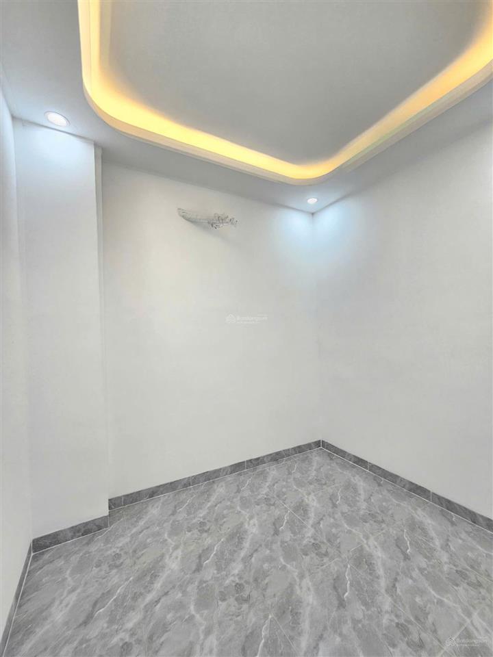 Nhà mới đúc 3 tấm có nội thất, kdc icon central gần chợ thông dụng, kính nổi, vincom550