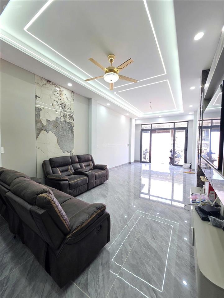 Nhà mớihoàn côngđầy đủ nội thấtcó sân xe hơikdc phú hồng thịnhgần làng đại học quốc gia 1,5km