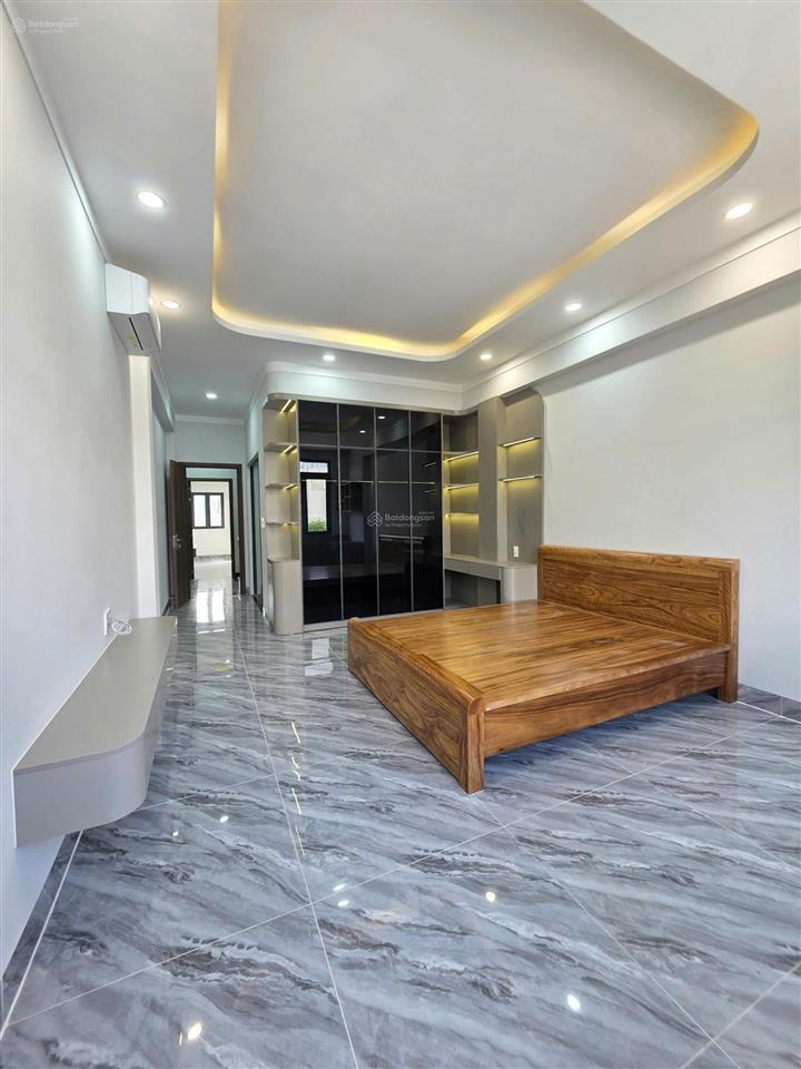 Nhà mớihoàn côngđầy đủ nội thấtcó sân xe hơikdc phú hồng thịnhgần làng đại học quốc gia 1,5km