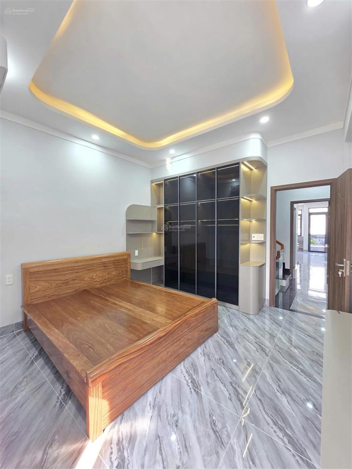 Nhà mớihoàn côngđầy đủ nội thấtcó sân xe hơikdc phú hồng thịnhgần làng đại học quốc gia 1,5km