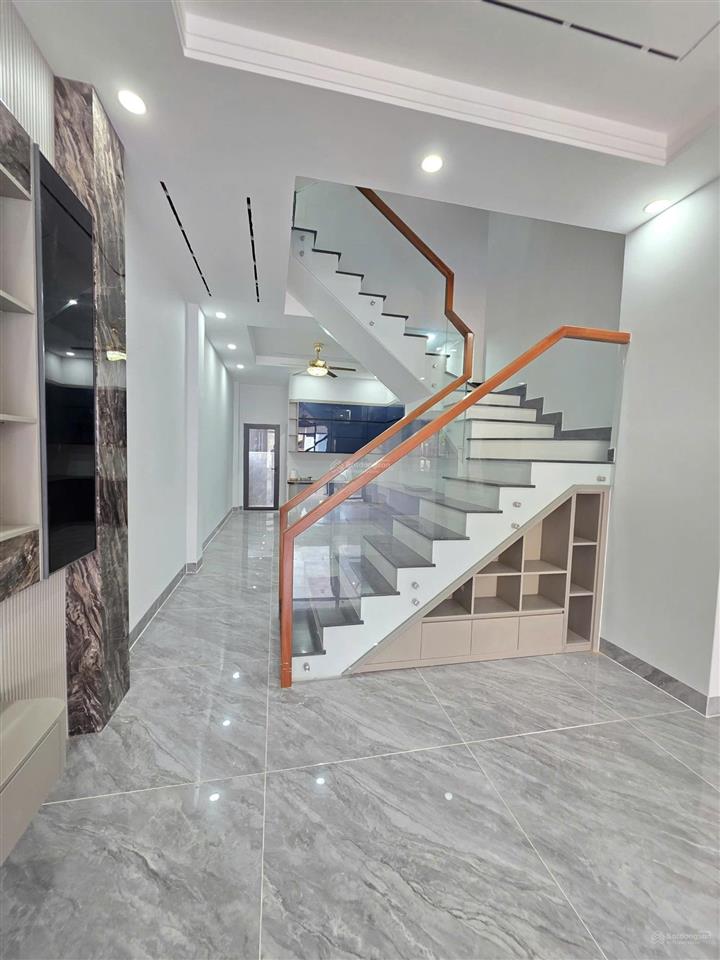 Nhà mớihoàn côngđầy đủ nội thấtcó sân xe hơikdc phú hồng thịnhgần làng đại học quốc gia 1,5km