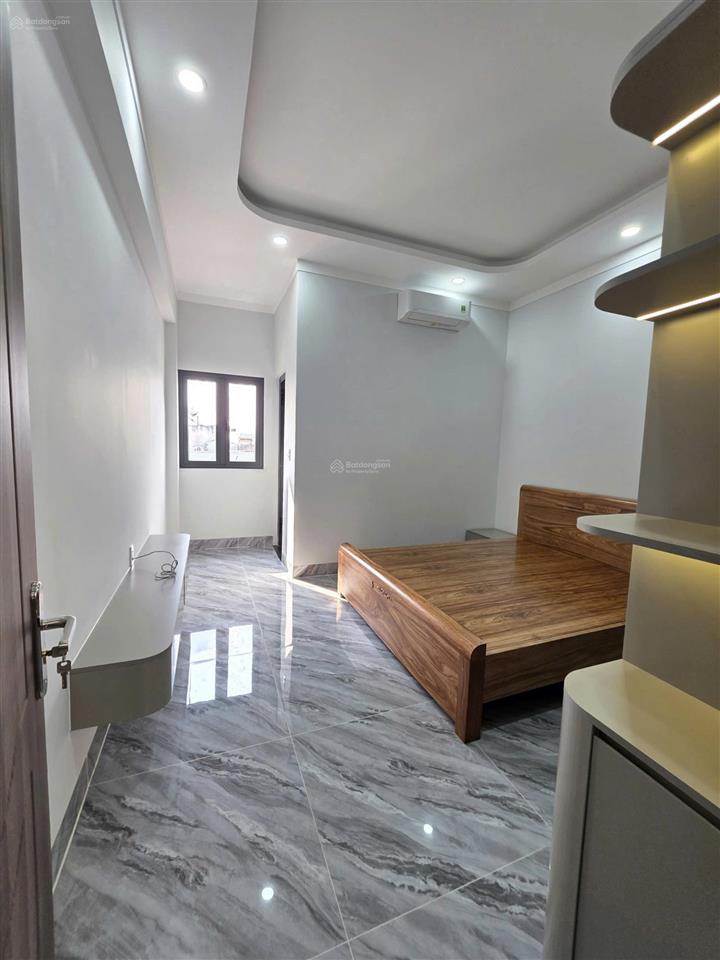 Nhà mớihoàn côngđầy đủ nội thấtcó sân xe hơikdc phú hồng thịnhgần làng đại học quốc gia 1,5km