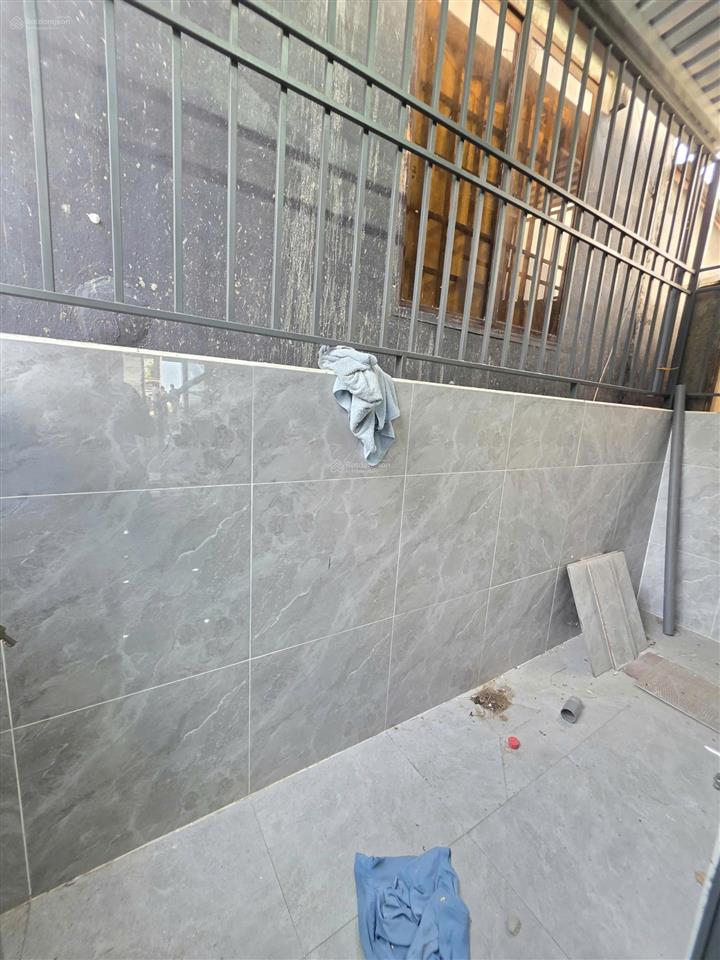 Nhà mớihoàn côngđầy đủ nội thấtcó sân xe hơikdc phú hồng thịnhgần làng đại học quốc gia 1,5km