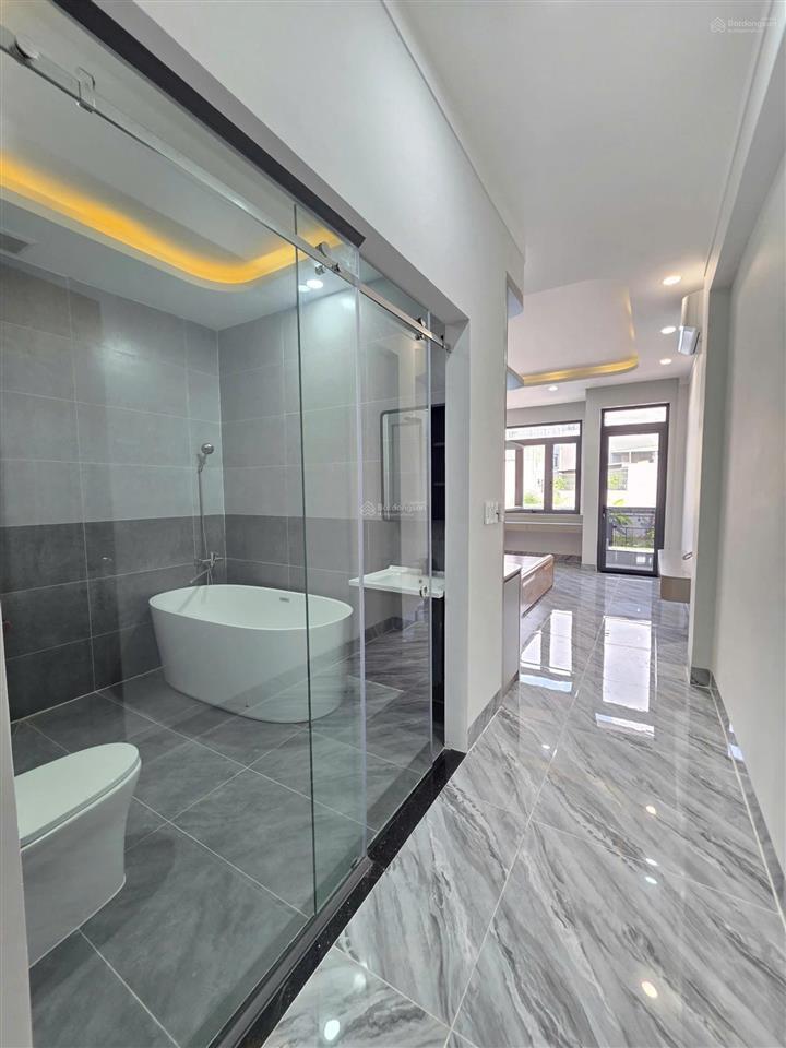 Nhà mớihoàn côngđầy đủ nội thấtcó sân xe hơikdc phú hồng thịnhgần làng đại học quốc gia 1,5km