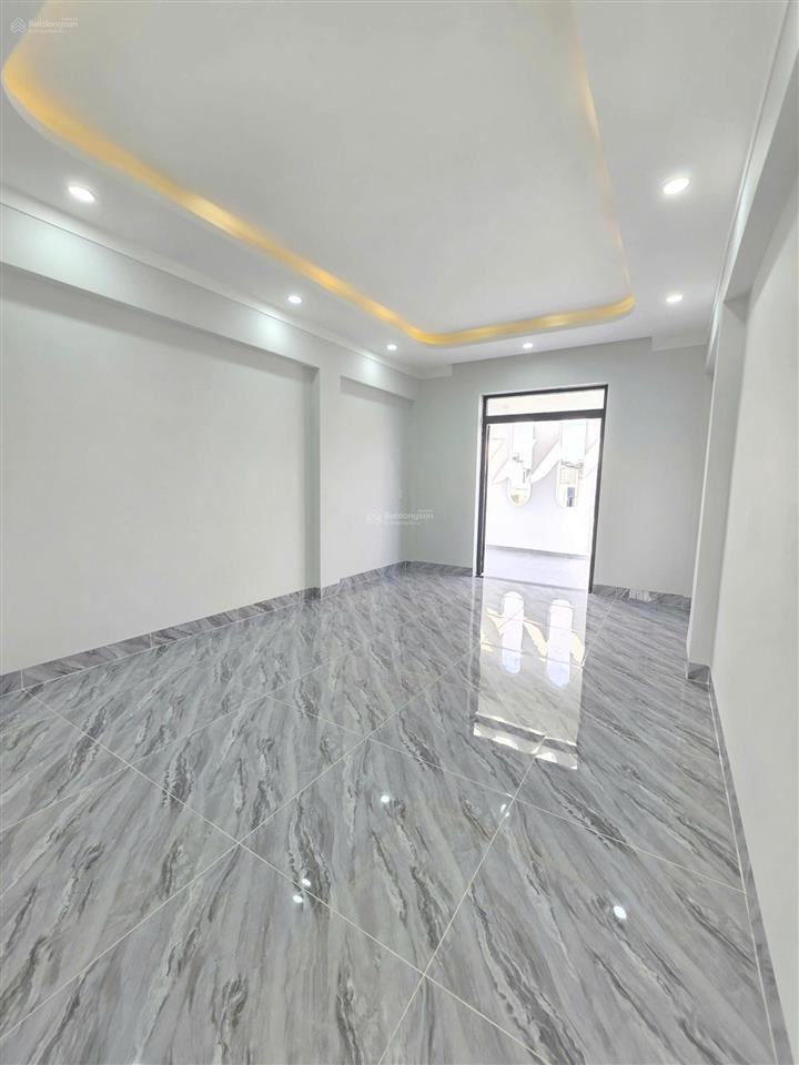 Nhà mớihoàn côngđầy đủ nội thấtcó sân xe hơikdc phú hồng thịnhgần làng đại học quốc gia 1,5km