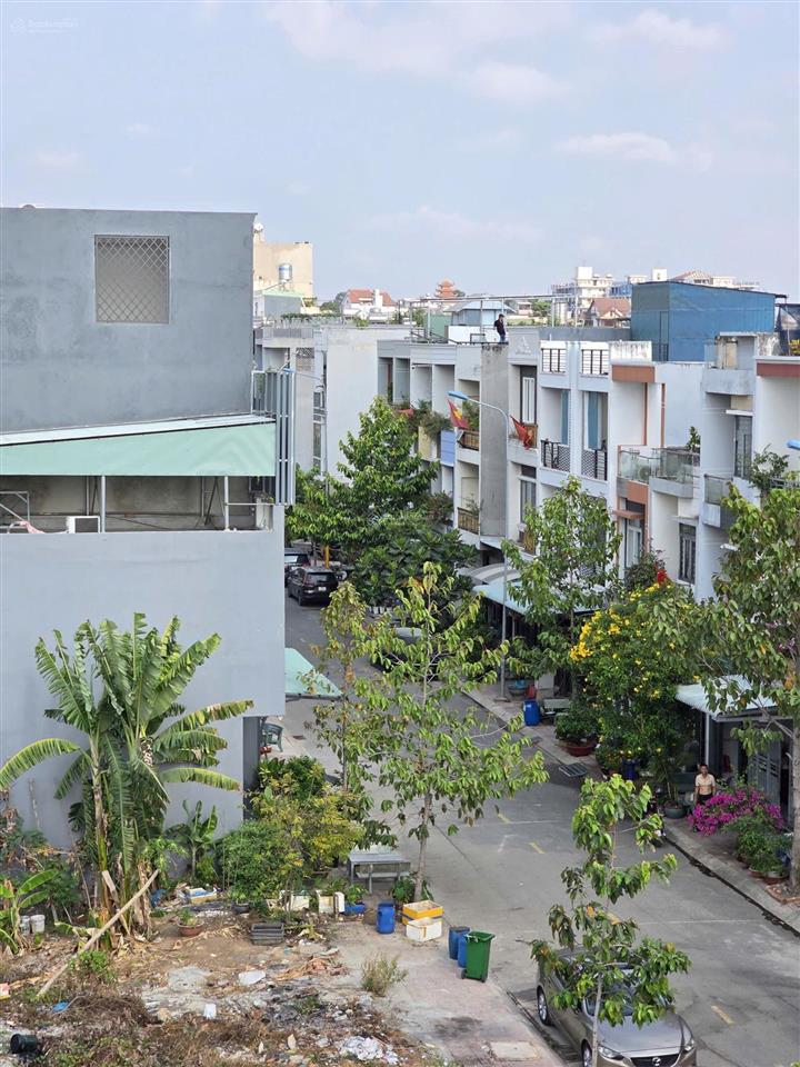 Nhà mớihoàn côngđầy đủ nội thấtcó sân xe hơikdc phú hồng thịnhgần làng đại học quốc gia 1,5km