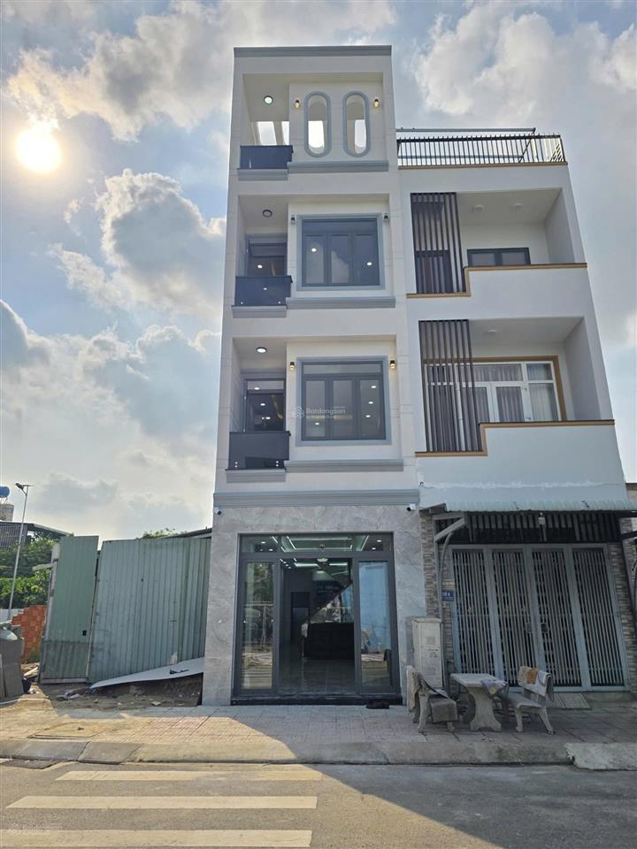 Nhà mớihoàn côngđầy đủ nội thấtcó sân xe hơikdc phú hồng thịnhgần làng đại học quốc gia 1,5km