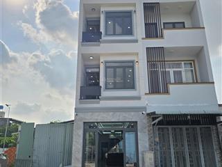 Nhà mớihoàn côngđầy đủ nội thấtcó sân xe hơikdc phú hồng thịnhgần làng đại học quốc gia 1,5km