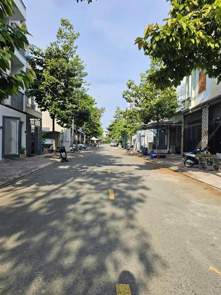Nhà 3 tấm hoàn công kdc phú hồng thịnh gần làng đại học 1,5km, ra quốc lộ 1k và đt743a chỉ 200m