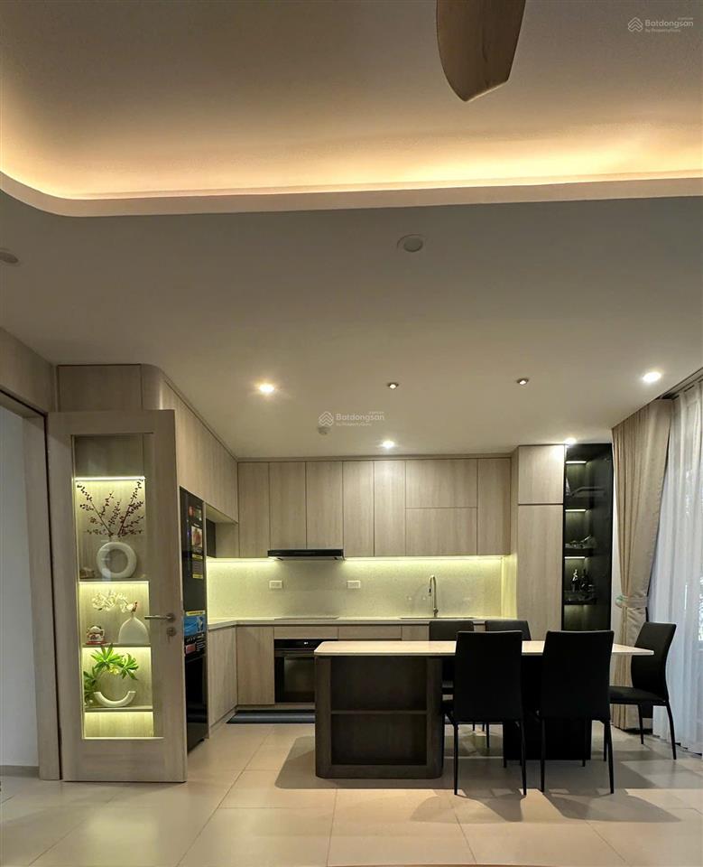 Phòng studio độc lập tầng 6, có thang máy, đầy đủ nội thất cơ bản, có ban công đẹp