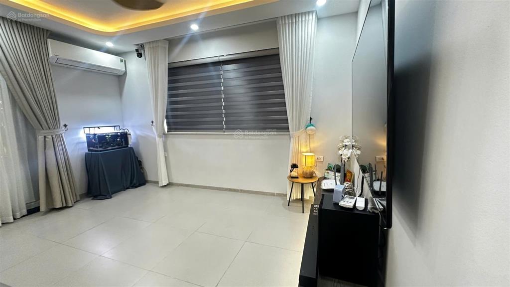 Phòng studio độc lập tầng 6, có thang máy, đầy đủ nội thất cơ bản, có ban công đẹp