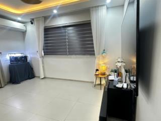 Phòng studio độc lập tầng 6, có thang máy, đầy đủ nội thất cơ bản, có ban công đẹp