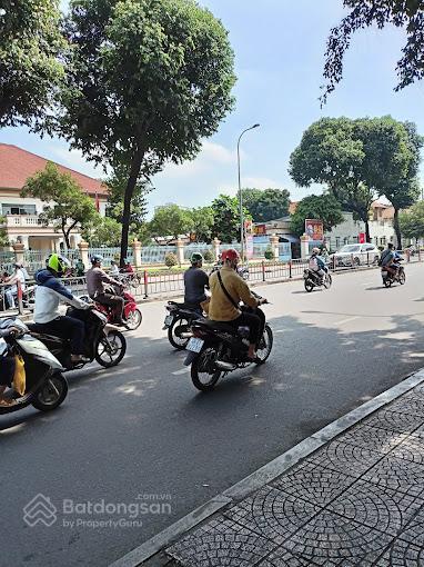 Bán nhà 1 trệt 1 lầu hẻm 4m sổ hồng riêng ngay cổng chợ bà chiểu tp hcm