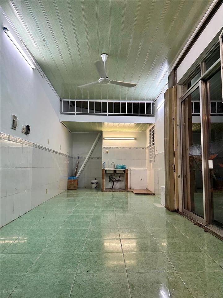 Ngã tư, 2 mặt tiền, 30m2, mặt bằng kinh doanh
