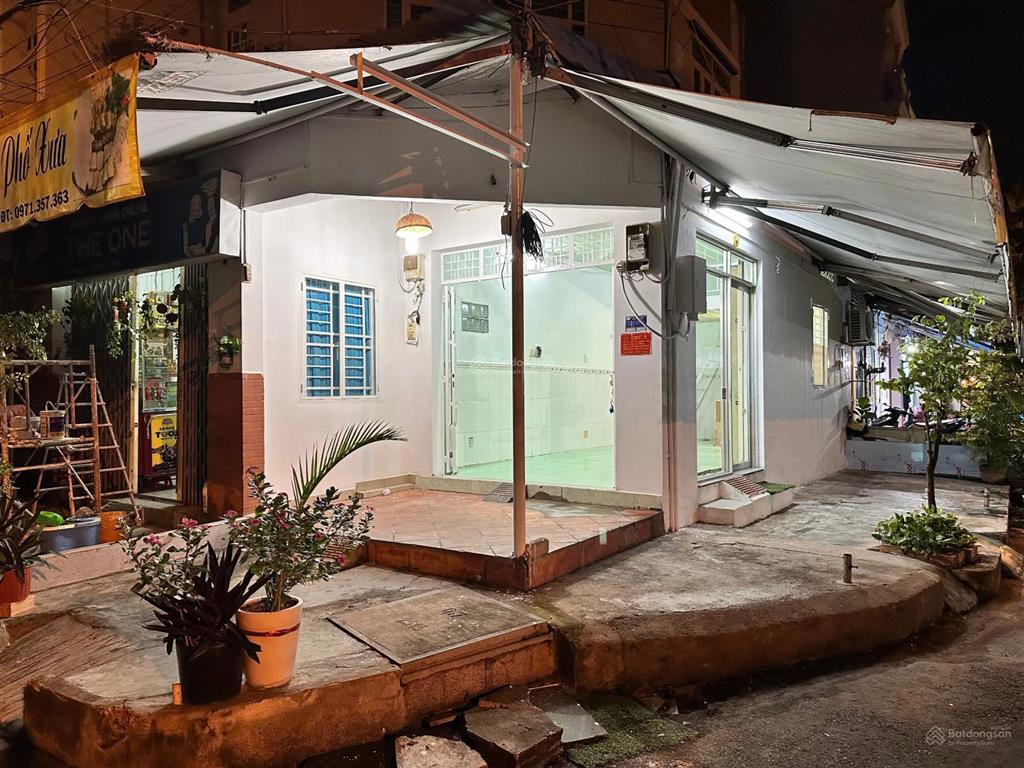 Ngã tư, 2 mặt tiền, 30m2, mặt bằng kinh doanh
