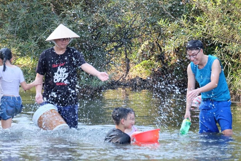 Bán nhà và trang trại ngoại ô rộng hơn 6250 m2, trong đó có 300 m2 đất ở