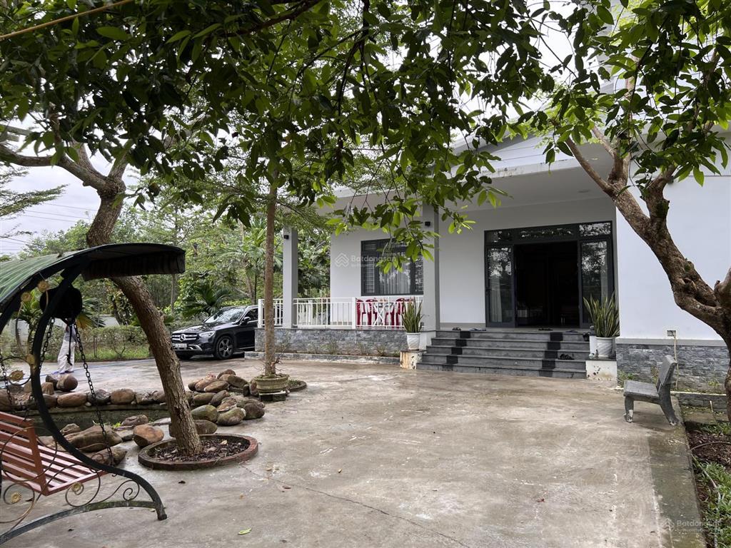Bán nhà và trang trại ngoại ô rộng hơn 6250 m2, trong đó có 300 m2 đất ở
