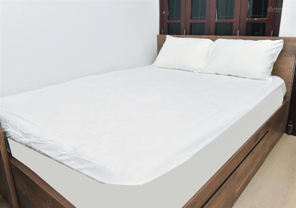 Cho thuê nhà riêng cầu giấy 2,5 tầng full nội thất  2pn, có sân để xe, chỉ 10,5 tr/th. 0978 791 ***