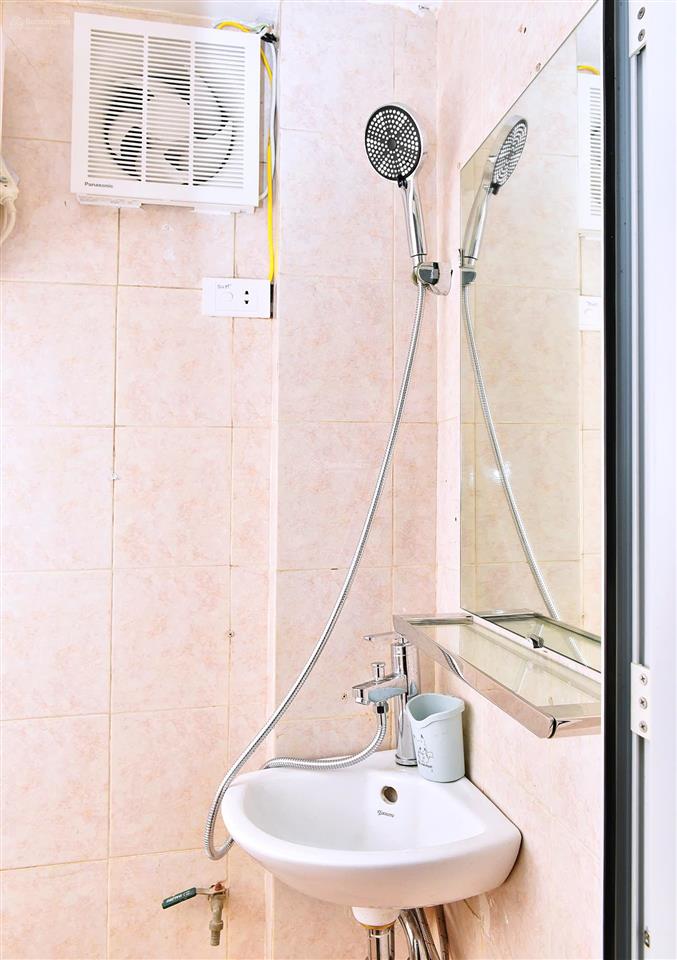 Cho thuê nhà riêng cầu giấy 2,5 tầng full nội thất  2pn, có sân để xe, chỉ 10,5 tr/th. 0978 791 ***