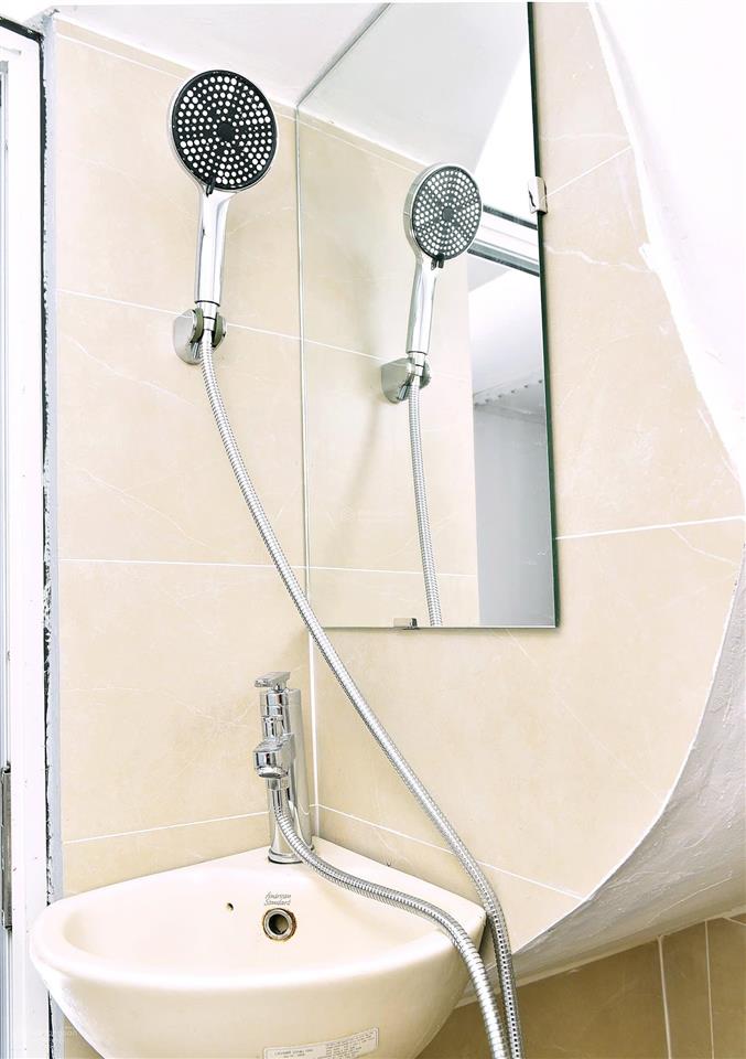 Cho thuê nhà riêng cầu giấy 2,5 tầng full nội thất  2pn, có sân để xe, chỉ 10,5 tr/th. 0978 791 ***