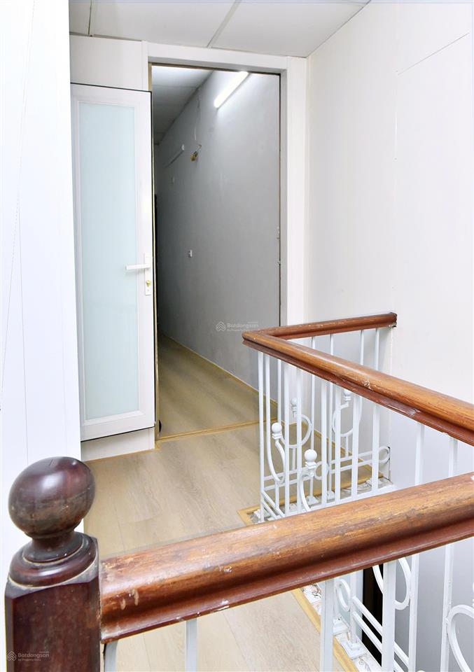 Cho thuê nhà riêng cầu giấy 2,5 tầng full nội thất  2pn, có sân để xe, chỉ 10,5 tr/th. 0978 791 ***