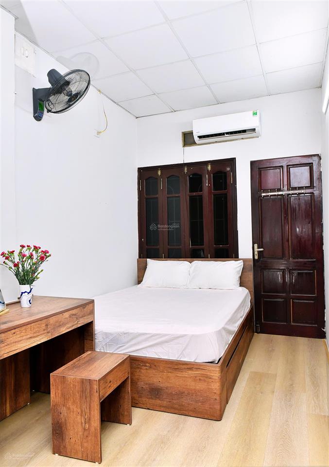 Cho thuê nhà riêng cầu giấy 2,5 tầng full nội thất  2pn, có sân để xe, chỉ 10,5 tr/th. 0978 791 ***