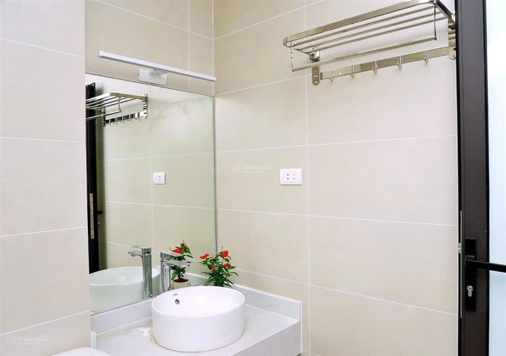 Cho thuê nhà 2 tầng ngõ 165 dương quảng hàm, cầu giấy  giá 12 tr/tháng